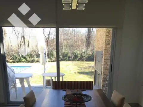 Casa 8 ambientes con 3 baños