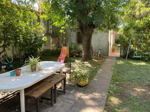 Venta Lote de 410 m2, casco de Pacheco con dos viviendas distribuidas e independientes.