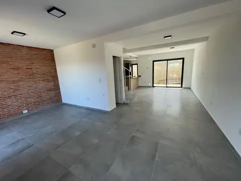 Duplex a la venta! A estrenar! Frente a plaza!