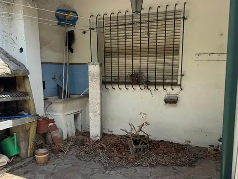 CASA MULTIFAMILIAR 8 AMBIENTES VENTA CASTELAR