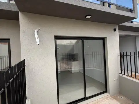 Monoambiente en planta baja con patio. APTO PROFESIONAL