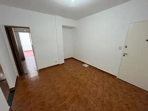 Departamento De 3 Ambientes, planta baja, 2 Patios. Excelente Ubicación, Apto credito