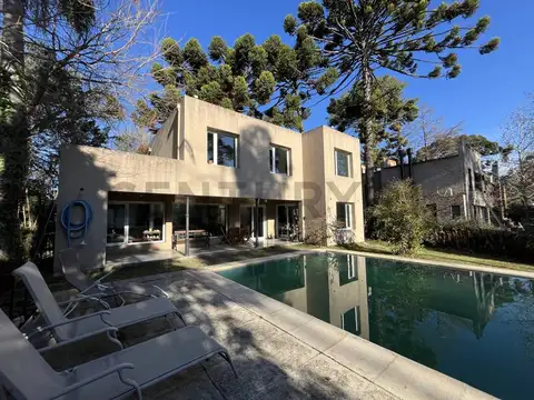 VENTA DE CASA 5 AMBIENTES EN PARQUE LELOIR APTA CREDITO