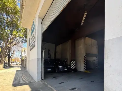 Amplio depósito / Estacionamiento