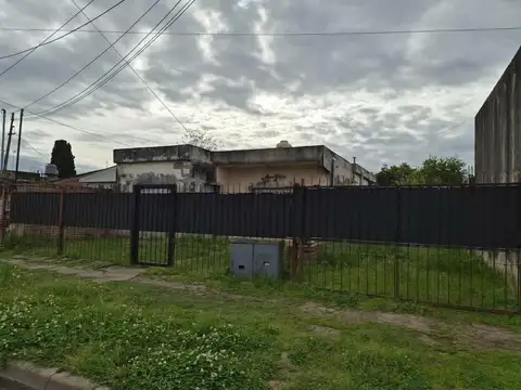 Casa en alquiler de tres ambientes - ¡Lote amplio! -