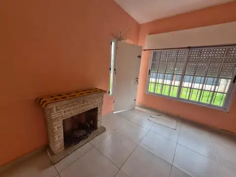 Casa en alquiler de tres ambientes - ¡Lote amplio! -