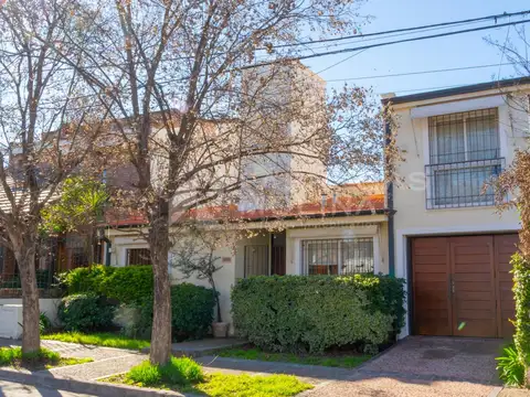 ¡Venta! Hermosa Casa en Barrio Urca - 3 dormitorios   cuarto de servicio ¡Con escritura!