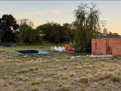 Terreno + construccion y pileta  La Gloria