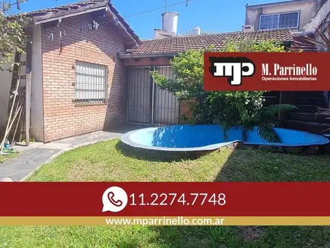 Lote  con dos viviendas, jardín y cochera en Florida Oeste- En Venta