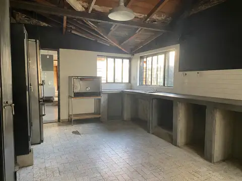 Casa 6 ambientes con 2 baños