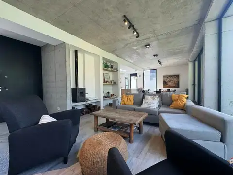 Casa en Alquiler con 2 cocheras