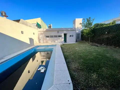 Casa en Venta con 2 Dormitorios+Depto 2 Ambientes + Cochera + Piscina con Solarium + Quincho