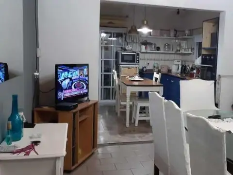 Casa 6 ambientes con 2 baños