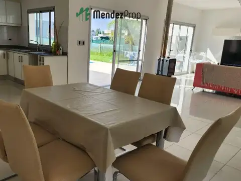 Casa 4 ambientes con 2 baños
