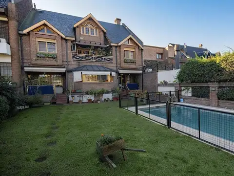 Casa 7 ambientes con playroom y dependencia en venta, en el Barrio Alemán de Martínez