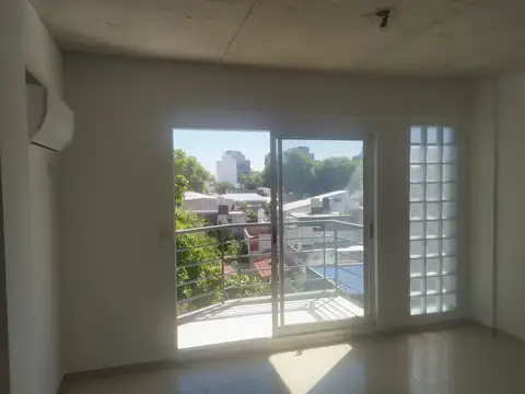 Oportunidad: monoambiente súper luminoso, silencioso, con balcón y vista abierta,  apto profesional, 34 m2.