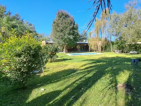 VENTA/PERMUTA - CASA DE 2 DORMITORIOS, PISCINA Y COCHERA - ROLDÁN