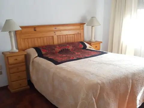 Muy amplio PH de  3 DORMITORIOS, CON QUINCHO Y COCHERA 