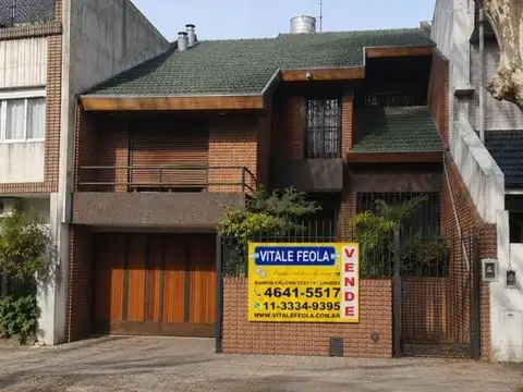 CASA EN VENTA LINIERS 5 AMB CON FONDO VERDE Y QUINCHO