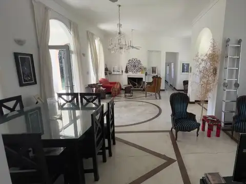 Casa en Alquiler con 2 cocheras