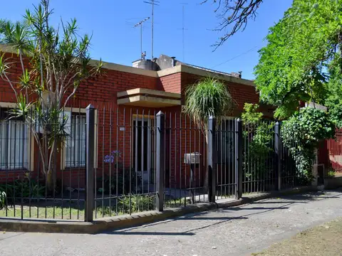 CASA VENTA 6 AMBIENTES LLAVALLOL CON COCHERA Y JARDIN