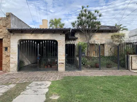 Casa en venta c/ cochera en La Plata