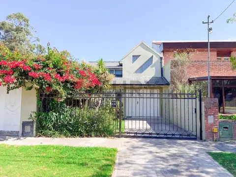 Venta casa 3 ambientes con jardín, parrilla y doble cochera