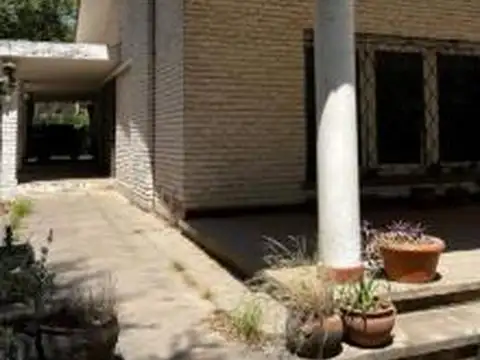 Casa en venta - 4 Dormitorios 2 Baños - Mendiolaza