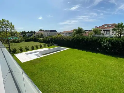 Casa 6 ambientes con 5 baños