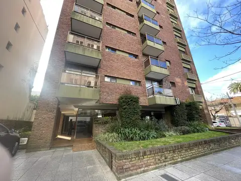VENTA  PISO 5 AMBIENTES + DEPENDENCIA CON COCHERA Y BAULERA EN SAN ISIDRO