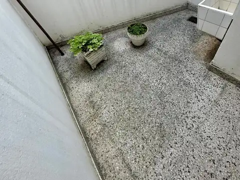 Departamento de dos ambientes con patio planta baja al frente