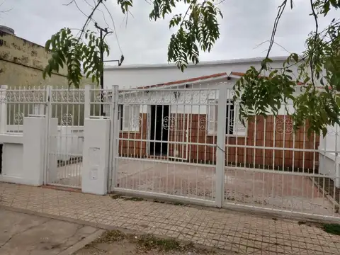VENTA CASA DE DOS DORMITORIOS CON COCHERA Y PATIO