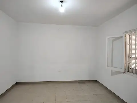 VENTA CASA DE DOS DORMITORIOS CON COCHERA Y PATIO