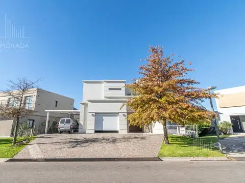 Casa moderna de categoría en Ayres Plaza, Quincho cubierto, pileta y cochera cubierta