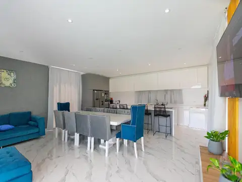 Casa 4 ambientes con 2 baños