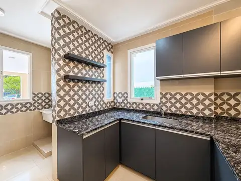 Casa en Alquiler con 2 cocheras