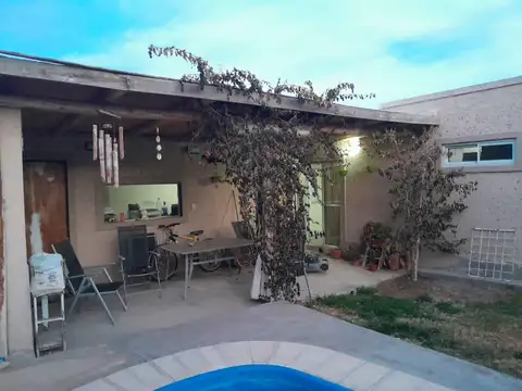 Casa 7 ambientes con 2 baños