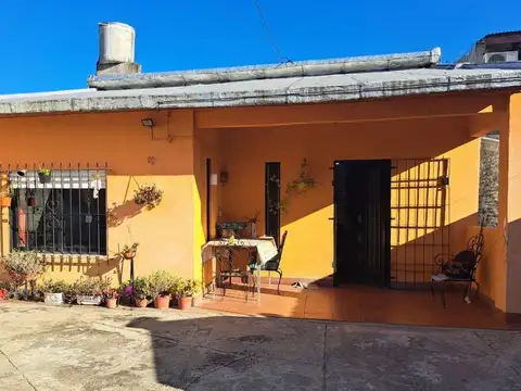 CASA 3 AMB EN VENTA EN CASTELAR  PATIO Y GARAGE