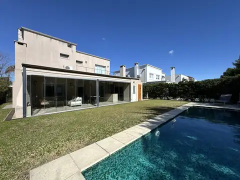 Casa 6 ambientes con 4 baños