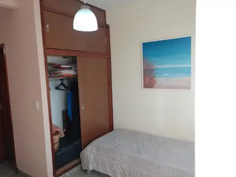 Dpto monoambiente, muy luminoso, sobre avenida a 1 cuadra y media del mar.