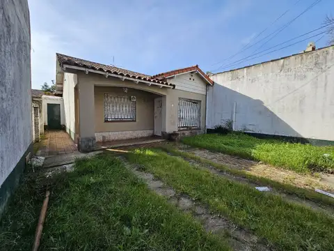 Alfredo Guido al 3700 E/Manuel García y Rafael Obligado
