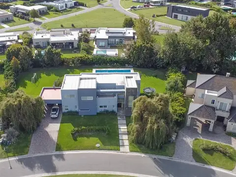 Casa en Alquiler con 2 cocheras