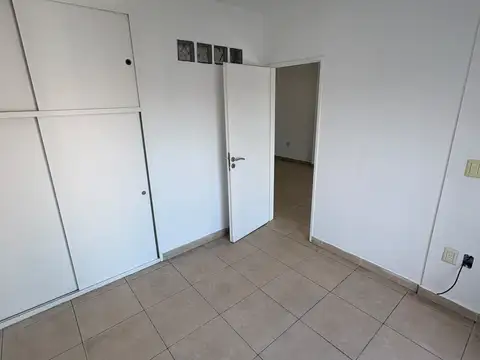 Excelente semipiso de 2 ambientes  con balcón al frente y una vista espectacular, bajas expensas.