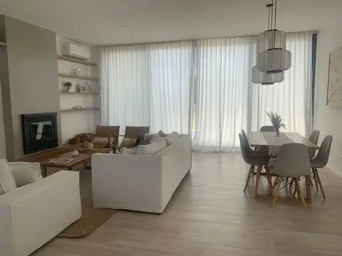 Casa 3 ambientes con 2 baños