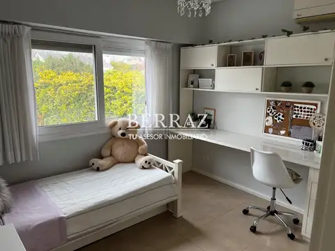 Casa en Alquiler con 4 cocheras