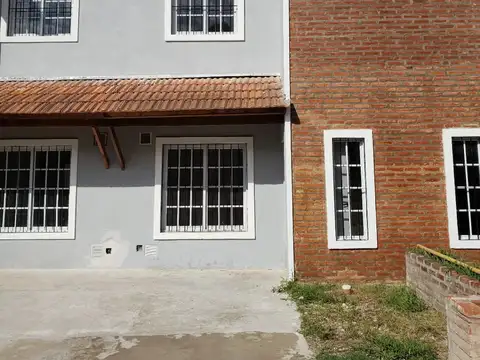 Casa tipo dúplex en condominio cerrado con patio y cochera