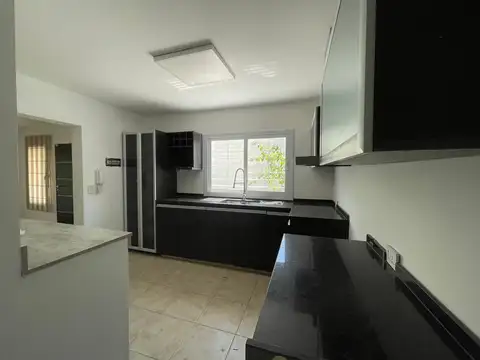 Casa 9 ambientes con 3 baños