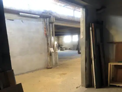 Galpon en 2 plantas en parque industrial, 187 m2 pb y 143 pa