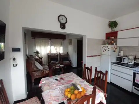 Casa 6 ambientes con 2 baños