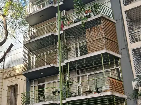 Venta de Departamento de 2 ambientes, con balcón al frente, cochera fija cubierta y full amenities, en Palermo